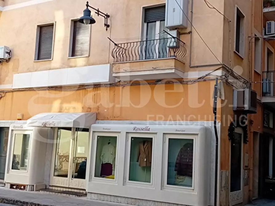 Immagine 2 di Negozio in affitto  in Piazza Mare all'Arco, 7 a Gaeta