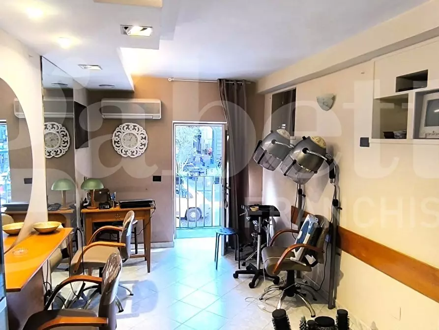 Immagine 19 di Negozio in vendita  in Via Foria a Napoli