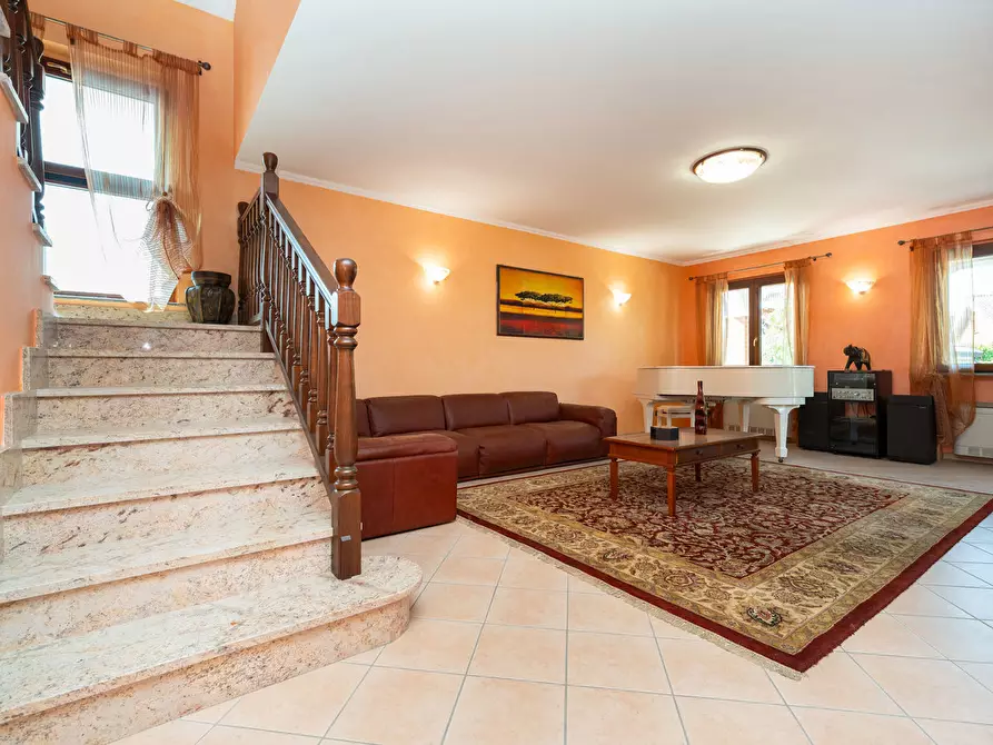Immagine 4 di Villa in vendita  in Viale Veneto a Orbassano