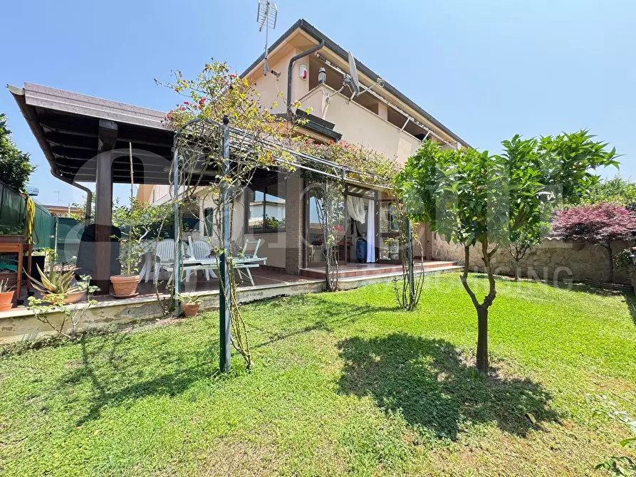 Immagine 1 di Villa in vendita  in Via poggibonsi, 5d a Pomezia