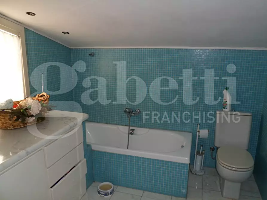 Immagine 9 di Appartamento in vendita  in Via larga, 4 a Ortonovo