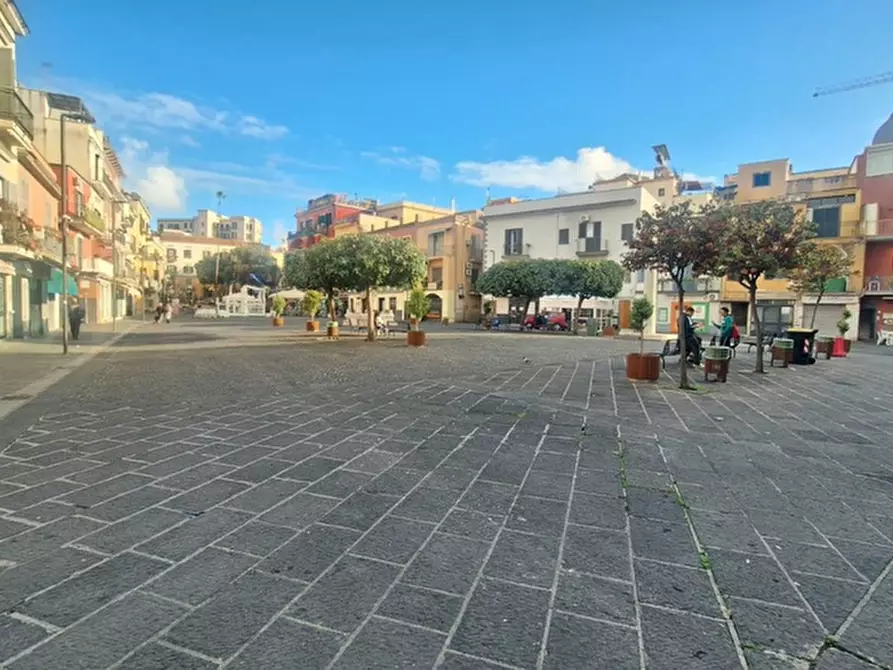 Immagine 2 di Negozio in affitto  in Via Cesare Augusto a Pozzuoli