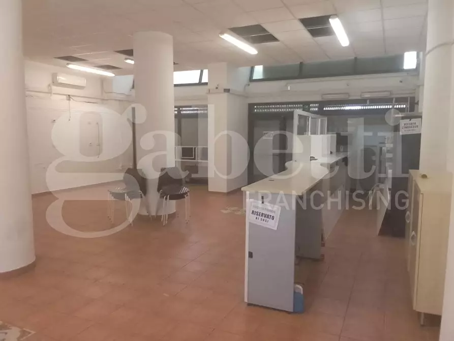 Immagine 6 di Negozio in vendita  in Piazza G.B.TEDESCO, 9 a Taranto