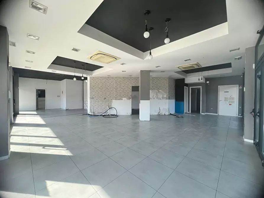 Immagine 1 di Negozio in affitto  in Via Einaudi a Perugia