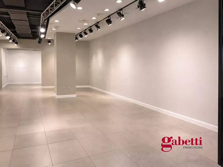 Immagine 4 di Negozio in vendita  in Via Mario Rigamonti, 100 a Roma