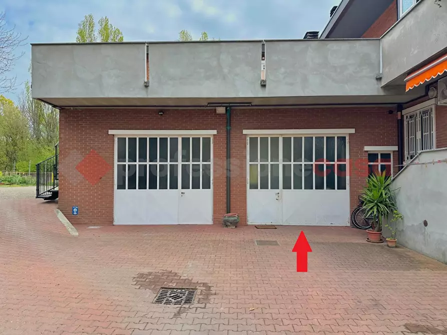 Immagine 2 di Box auto in vendita  in Via San Bernardo a Opera