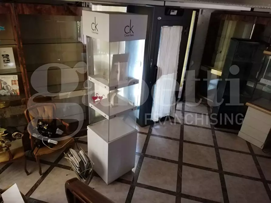 Immagine 2 di Negozio in affitto  in Via del Vecchio a Orta Di Atella
