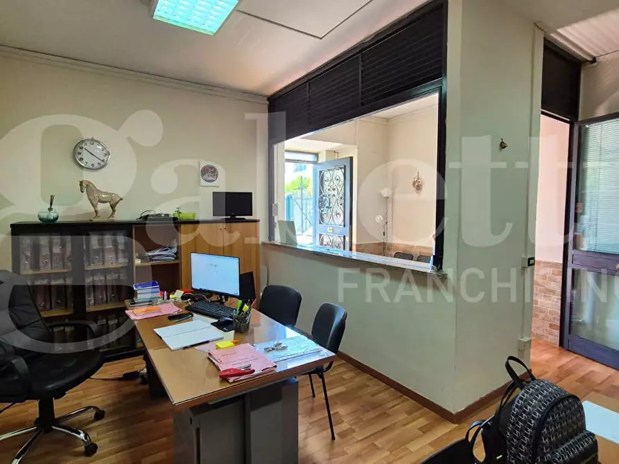 Immagine 12 di Ufficio in vendita  in Via Gambardella, 16 a Torre Annunziata