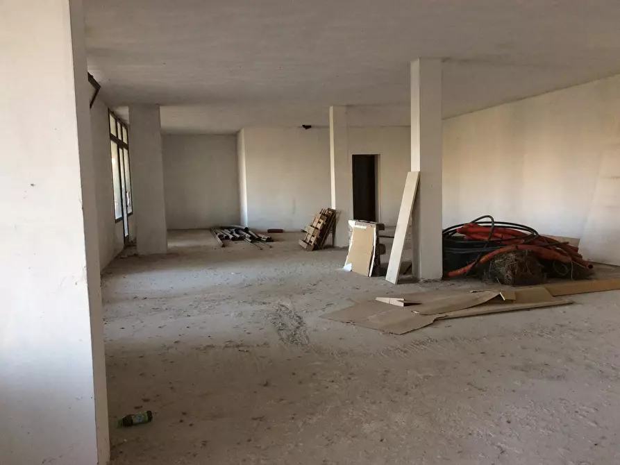 Immagine 2 di Negozio in vendita  in Via Pegolotte, via Bosco, 59 a Cona