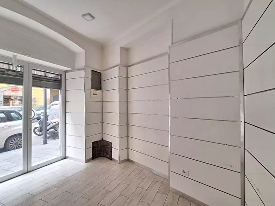 Immagine 3 di Negozio in affitto  in Via Domenico Cirillo a Napoli