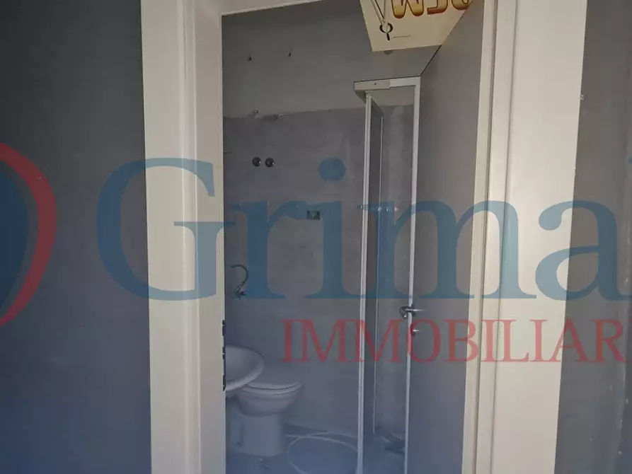 Immagine 9 di Negozio in affitto  in Via Santa Maria La Porta a Messina