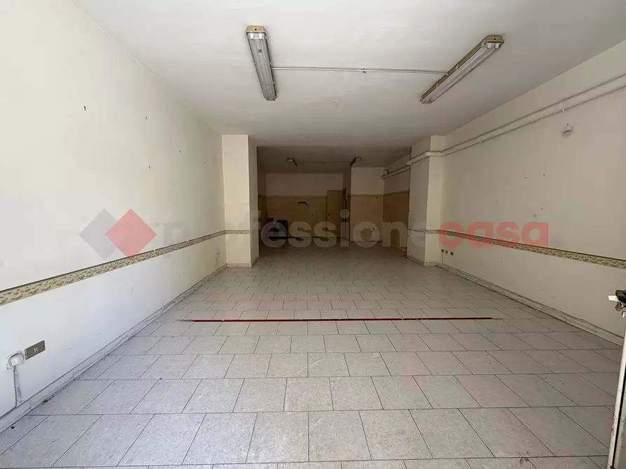 Immagine 14 di Negozio in vendita  in Via Lugnano, snc a Santa Maria Capua Vetere