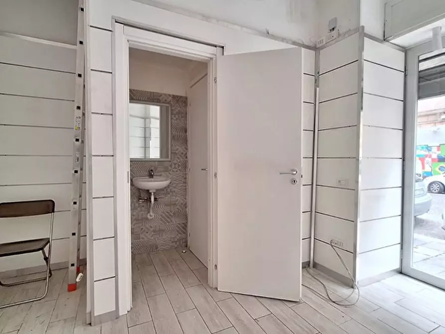 Immagine 4 di Negozio in affitto  in Via Domenico Cirillo a Napoli