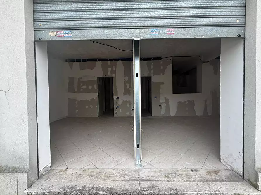 Immagine 1 di Negozio in vendita  in Via Marcello Gallian, 50 a Roma