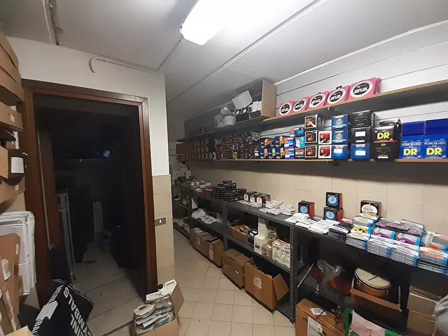 Immagine 8 di Negozio in vendita  in Via dandolo a Legnano