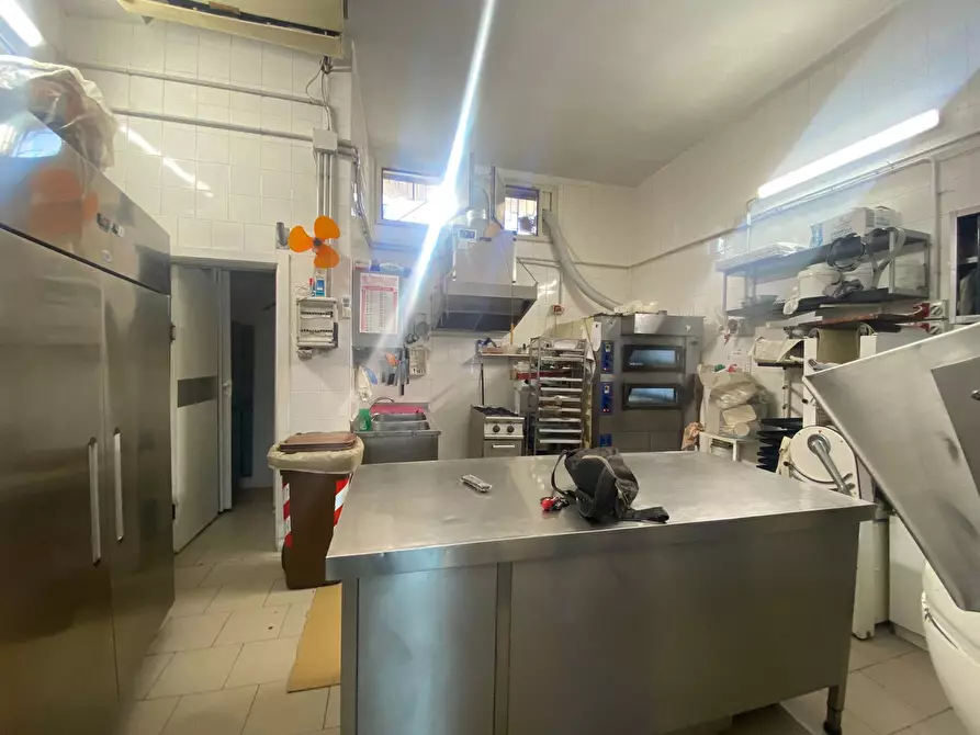 Immagine 8 di Negozio in affitto  in Corso Umberto, I a San Giorgio A Cremano