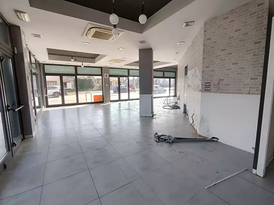 Immagine 3 di Negozio in affitto  in Via Einaudi a Perugia