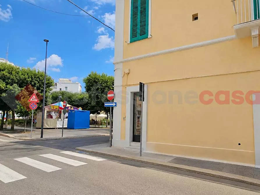 Immagine 4 di Negozio in vendita  in Piazza MANZONI a Monopoli