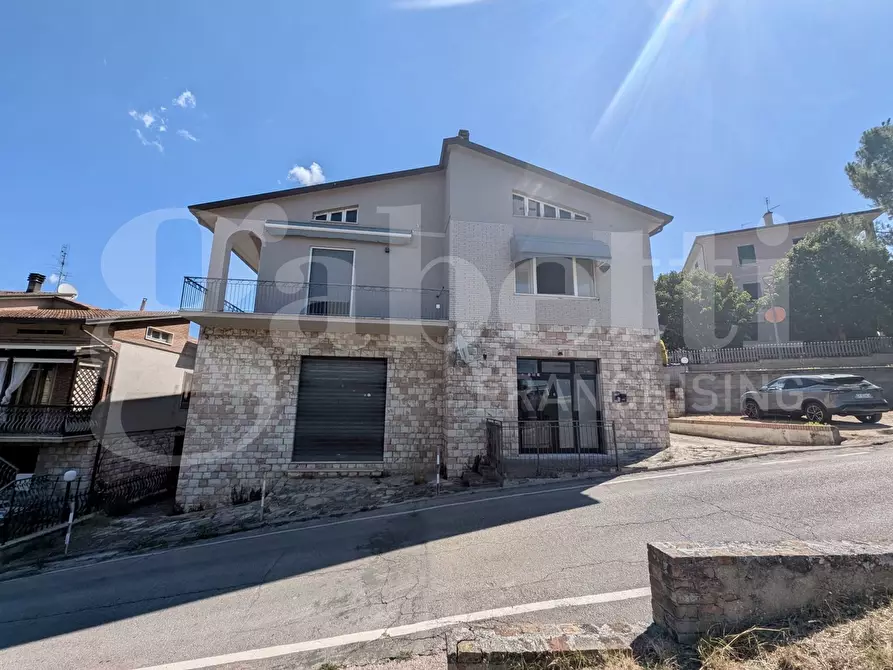 Immagine 3 di Negozio in vendita  in Via SAN BIAGIO, 1 a Torgiano