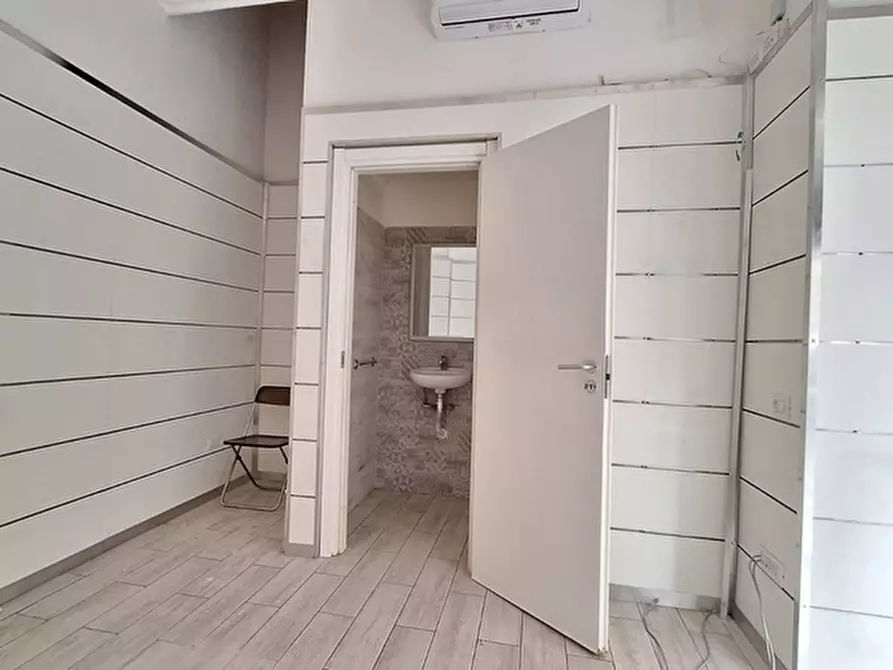 Immagine 7 di Negozio in affitto  in Via Domenico Cirillo a Napoli