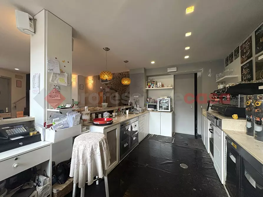 Immagine 15 di Negozio in vendita  in Piazza FONTANA VECCHIA, 8 a Terracina