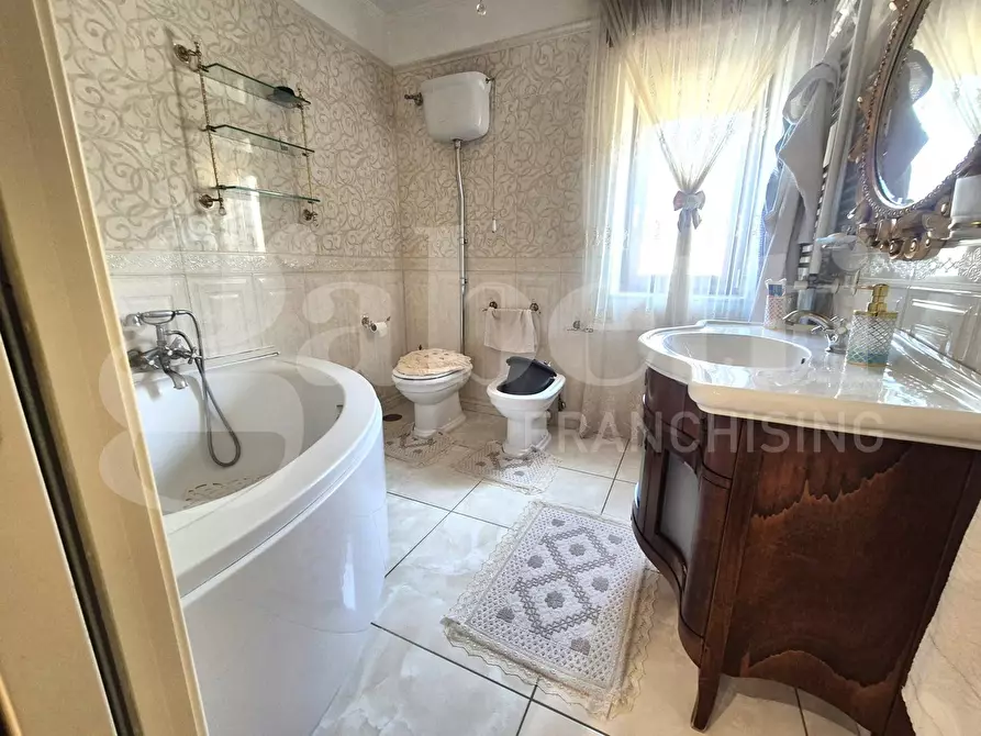 Immagine 10 di Appartamento in vendita  in Vico II s.m. avvocata a Napoli