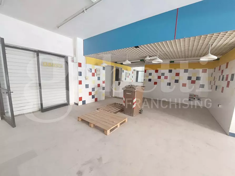 Immagine 3 di Negozio in vendita  in Via Cortina, 8 a Alba Adriatica