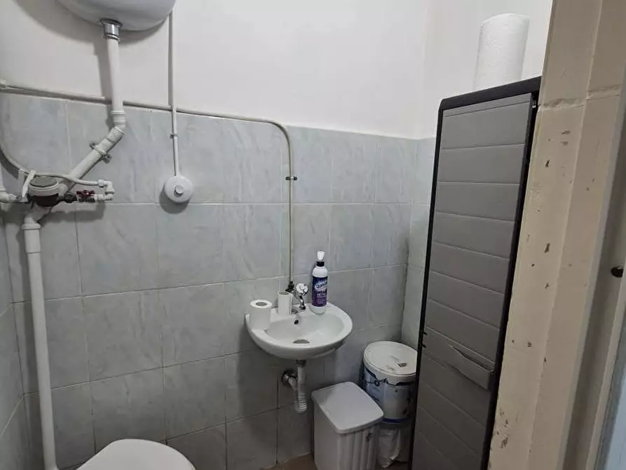 Immagine 5 di Negozio in affitto  in Via Fusco, 19 a Torre Annunziata