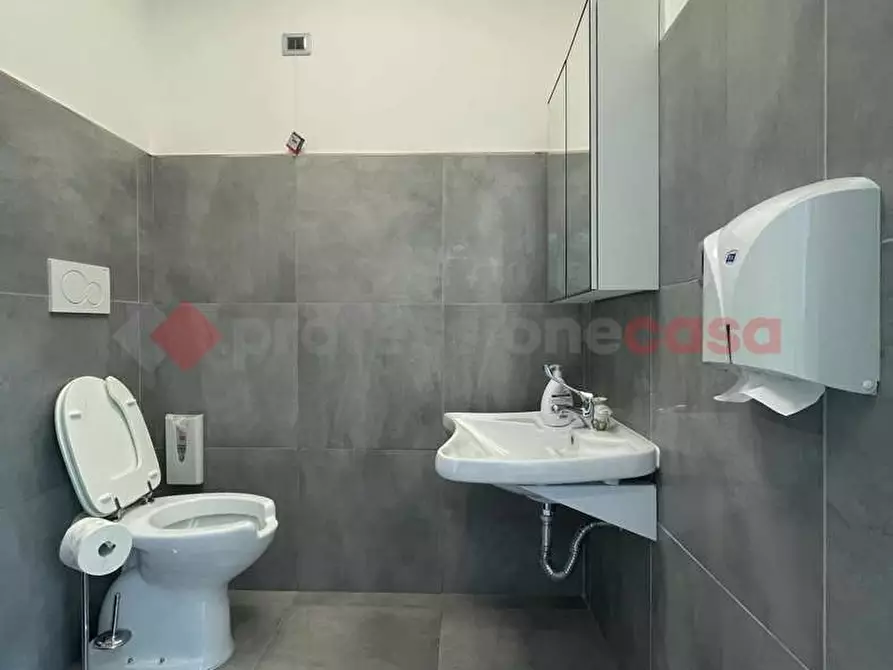 Immagine 16 di Negozio in affitto  in Via PONTINA, 148 a Terracina