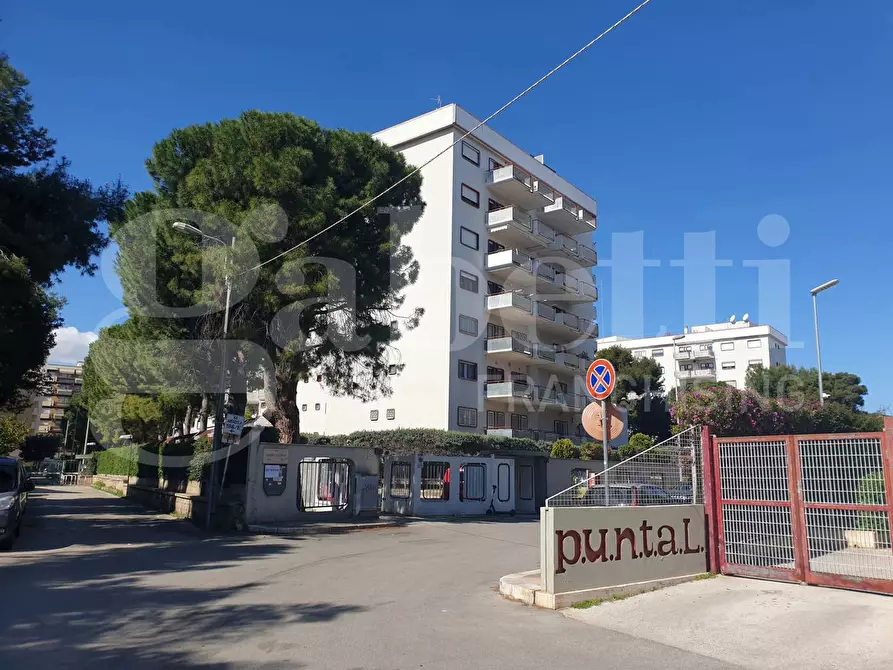 Immagine 1 di Appartamento in vendita  in Via R. SCHUMAN, 15 a Bari