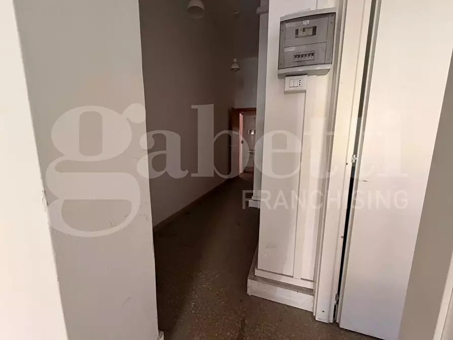 Immagine 8 di Negozio in affitto  in Via delle Rose a Roma