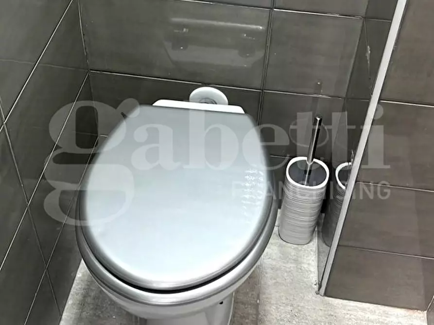 Immagine 13 di Appartamento in vendita  in Via Camillo Porzio a Napoli