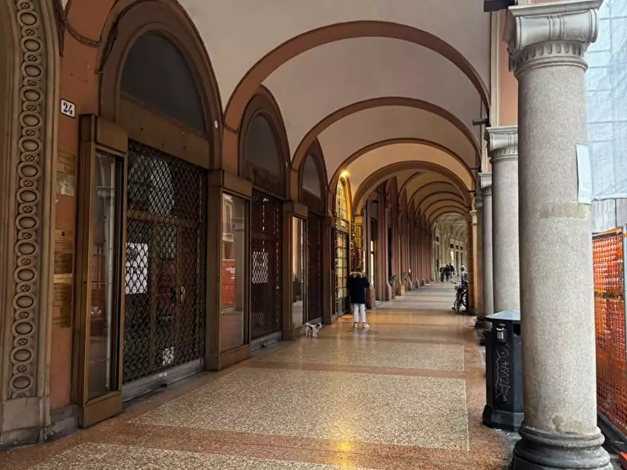 Immagine 12 di Appartamento in vendita  in Via Farini, 24 a Bologna