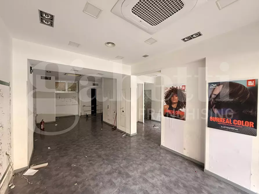 Immagine 5 di Negozio in affitto  in Via Vincenzo Renieri, 28/30 a Roma