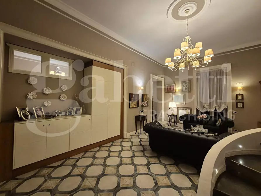 Immagine 14 di Palazzo in vendita  in Via Vesuvio a Torre Annunziata