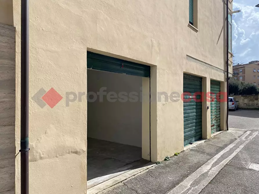 Immagine 1 di Box auto in affitto  in Via cocchi a Livorno