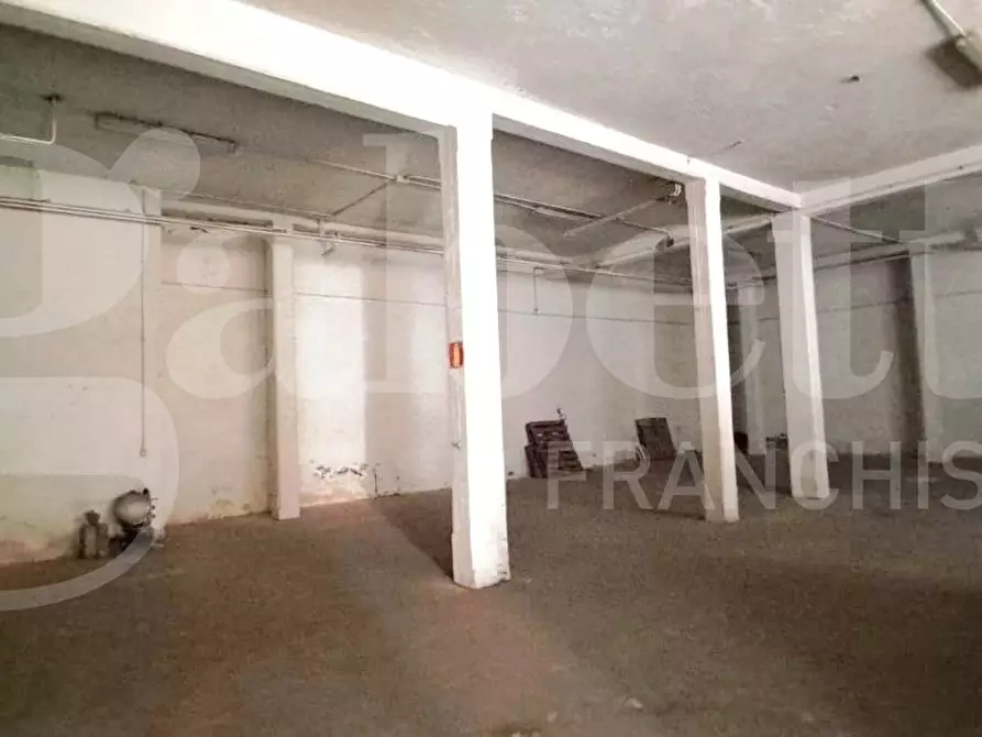 Immagine 11 di Magazzino in vendita  in Via Corigliano Calabro, 27 a Roma