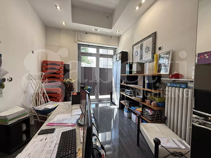 Immagine 4 di Negozio in vendita  in Via Capelli a Torino