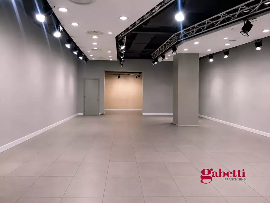 Immagine 5 di Negozio in vendita  in Via Mario Rigamonti, 100 a Roma