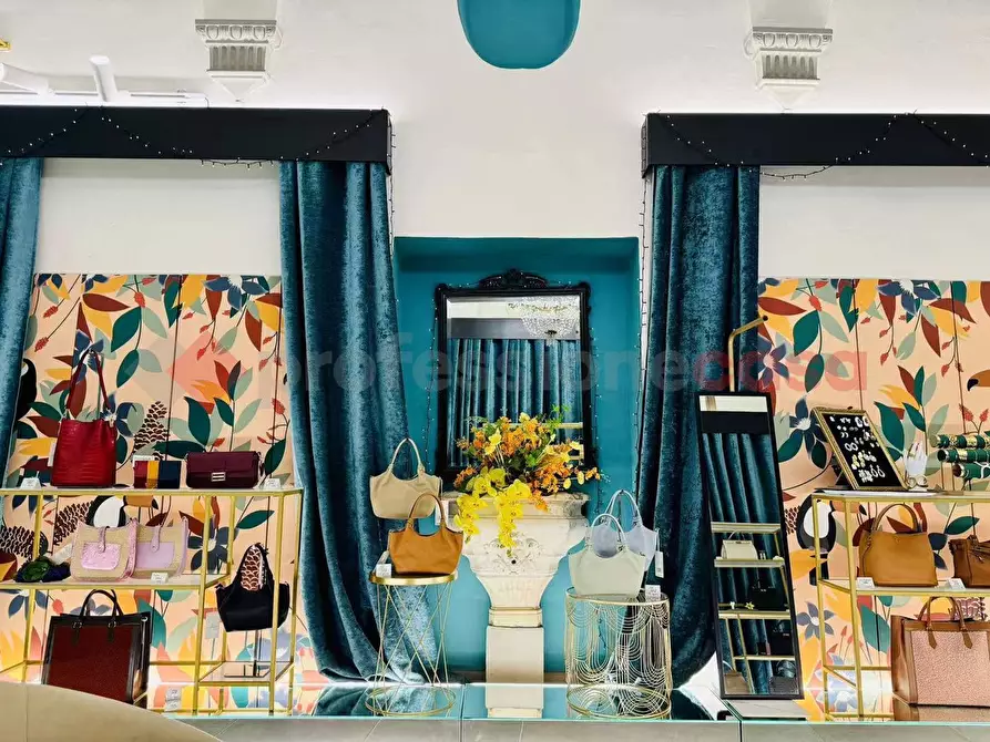 Immagine 2 di Negozio in vendita  in Via MAGGIO a Firenze