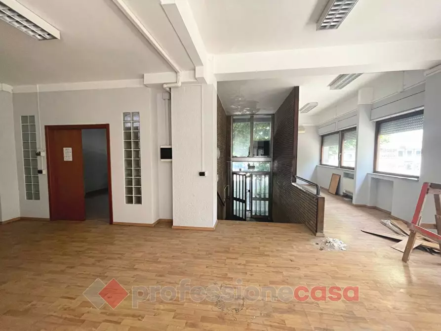 Immagine 3 di Negozio in vendita  in Via Mario Angeloni a Perugia