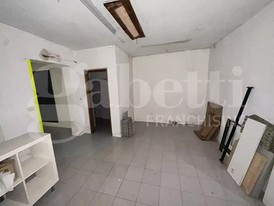 Immagine 13 di Negozio in vendita  in Via Cavour a Trani