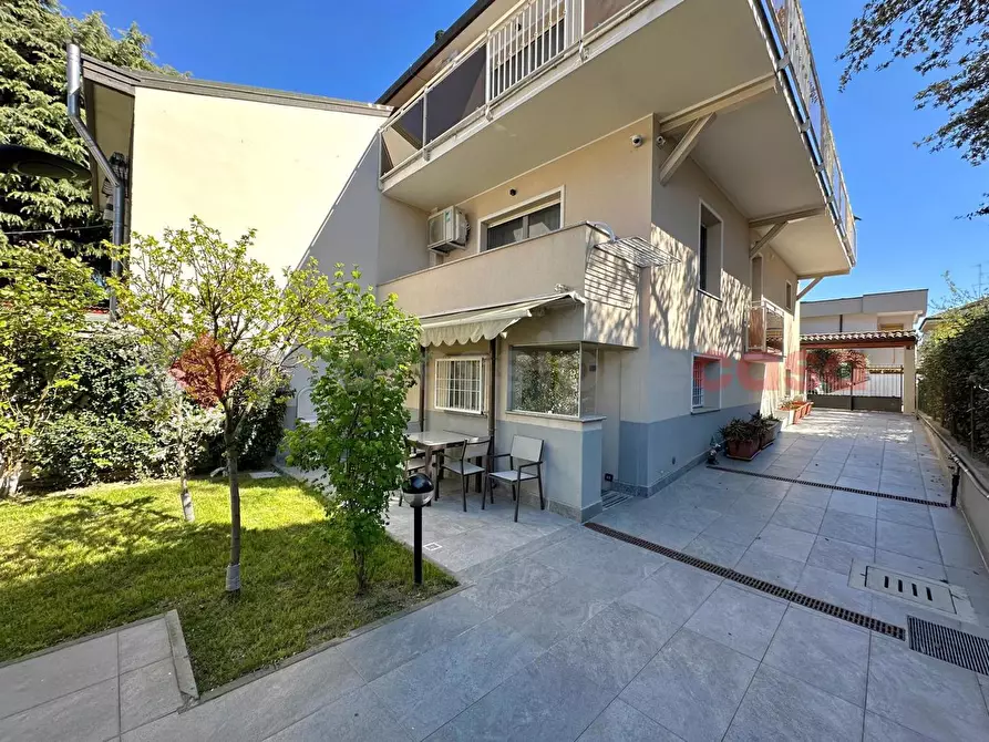 Immagine 1 di Villa in vendita  in Via Delle Robinie a Opera