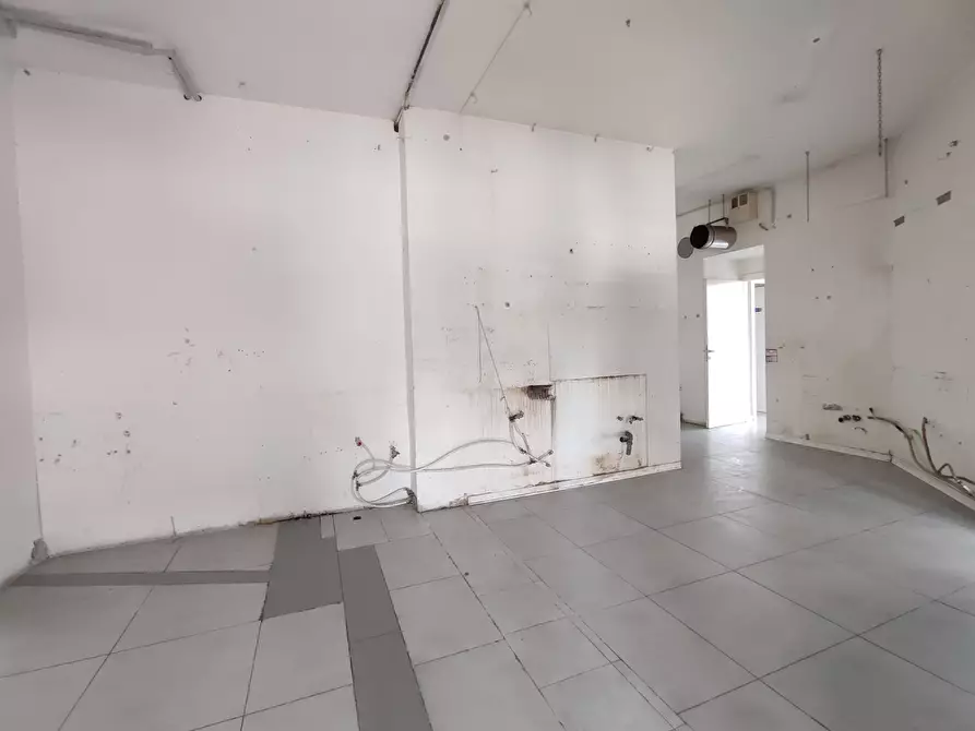 Immagine 9 di Negozio in affitto  in Via Einaudi a Perugia