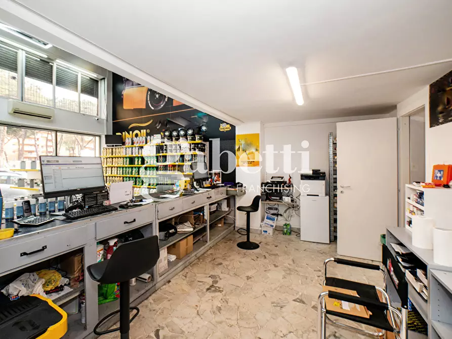 Immagine 7 di Negozio in vendita  in Piazza Lorenzo Lotto, 43-44 a Roma