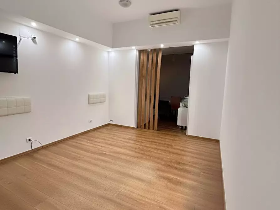 Immagine 1 di Negozio in affitto  in Via Francesco Paolo di Blasi, 7 a Palermo