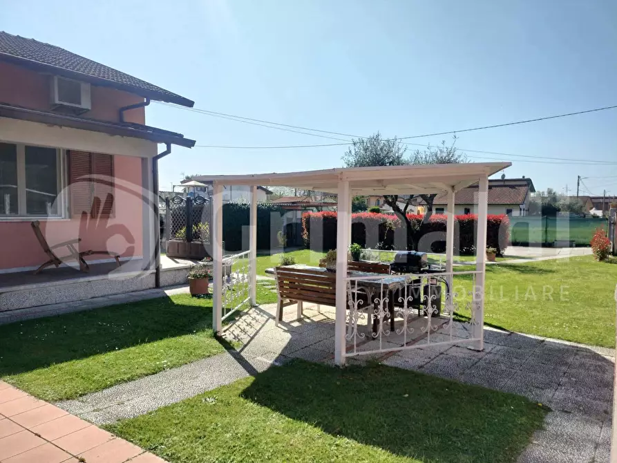 Immagine 6 di Villa in vendita  in Via ALTETA a Massa