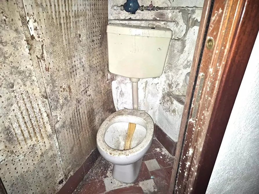 Immagine 18 di Negozio in vendita  in Piazza Trieste e Trento a Napoli