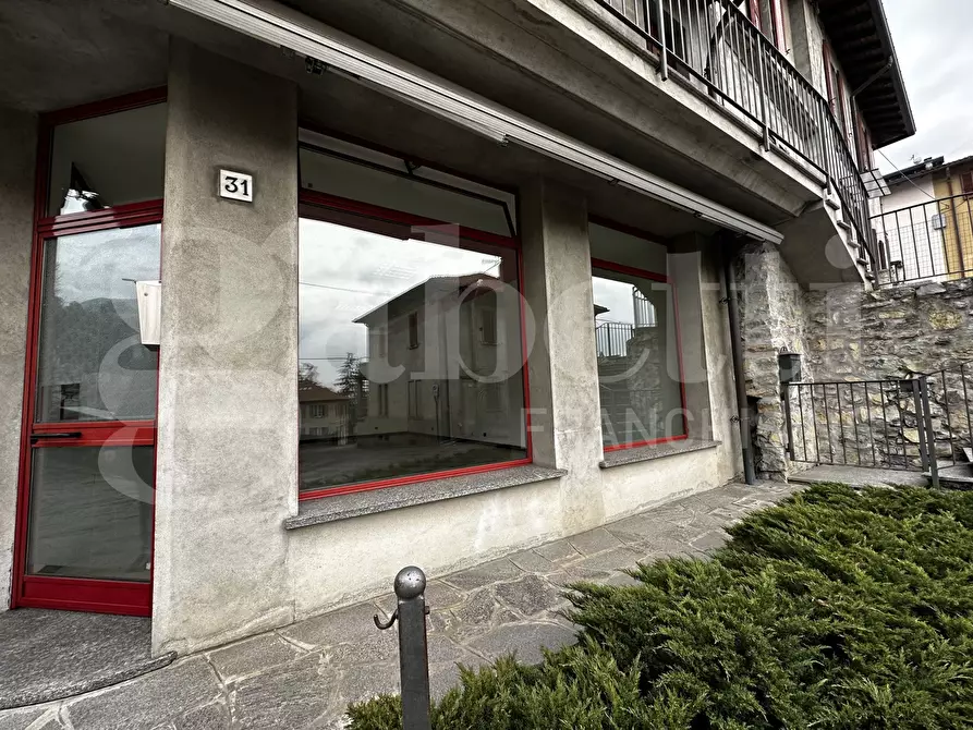 Immagine 21 di Negozio in affitto  in Via Marconi, snc a Erba