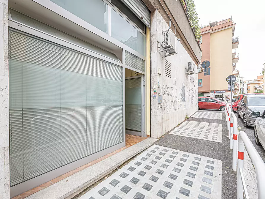 Immagine 19 di Negozio in vendita  in Via Valle Stura, 2 a Roma
